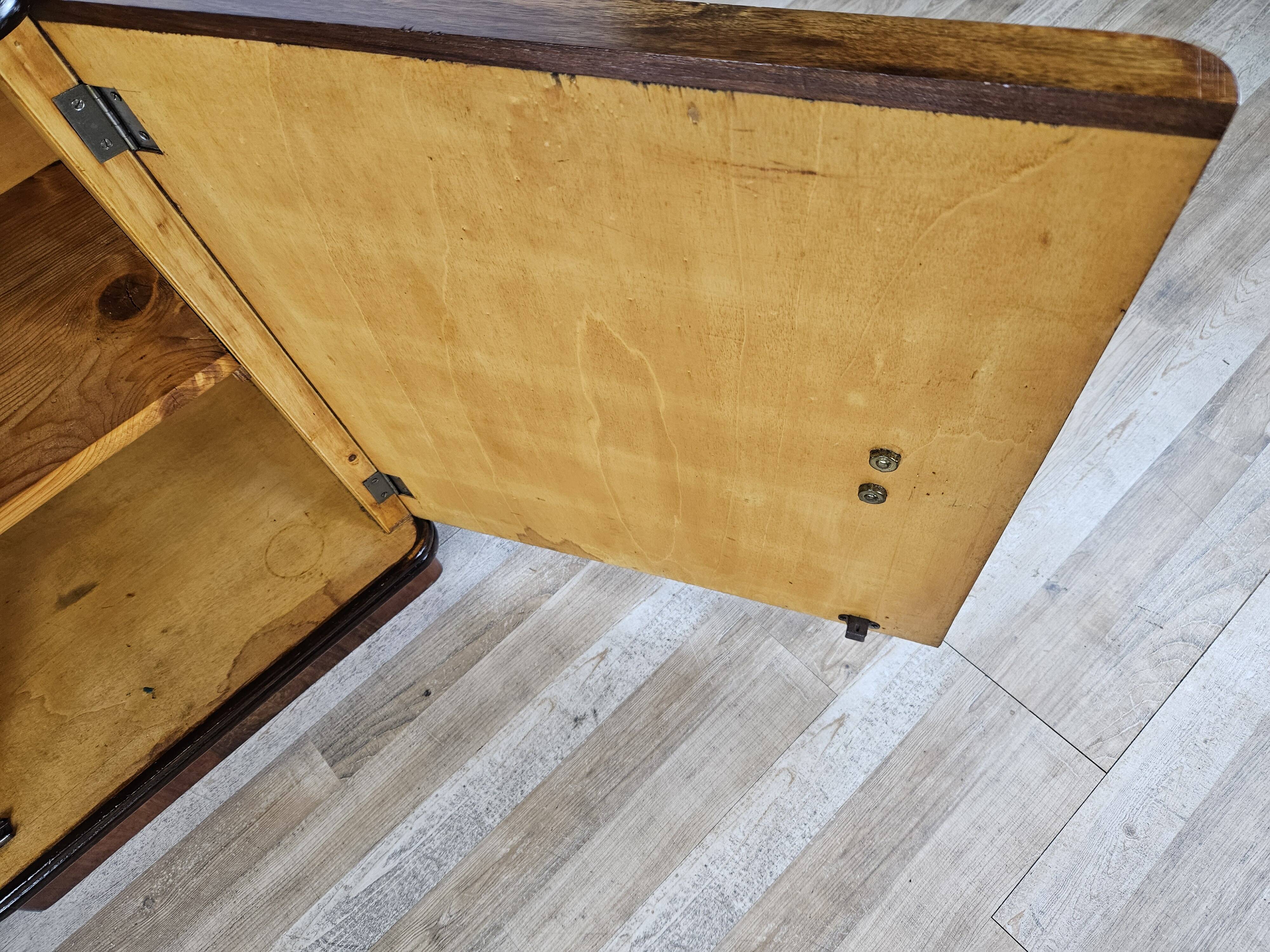 1940 Art Decò nightstands in walnut with door and shelf