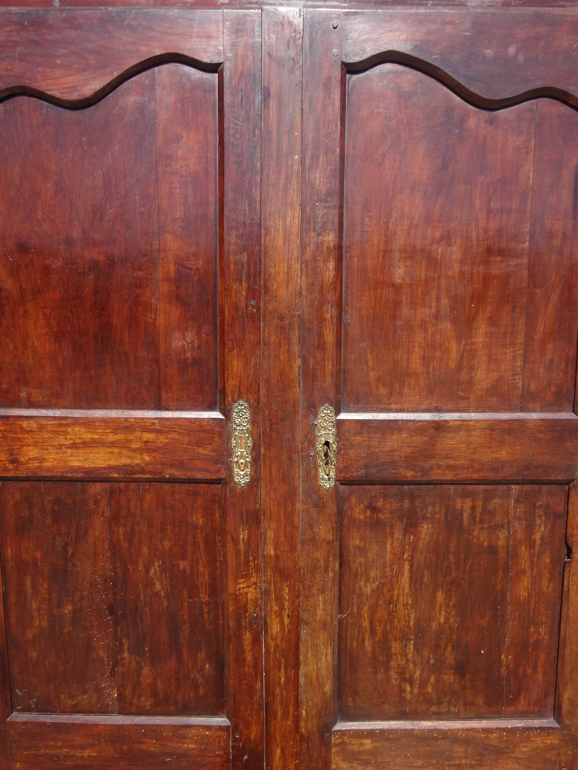 Armoire Louis Philippe en noyer massif