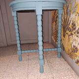 Table basse ronde en bois massif  à 4 pieds datant des années 1950 repeinte