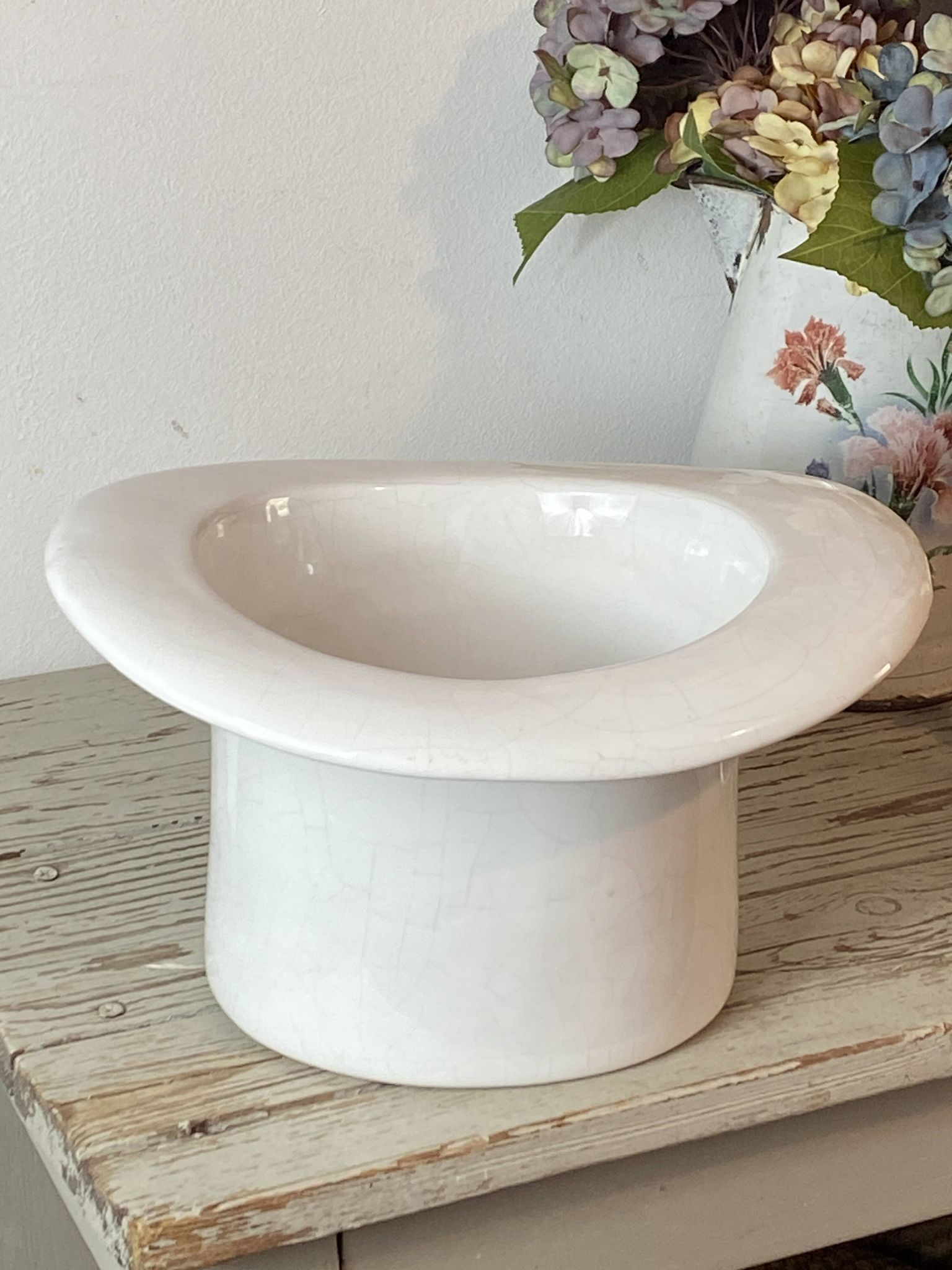 Ceramic hat-shaped cache-pot