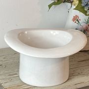 Ceramic hat-shaped cache-pot