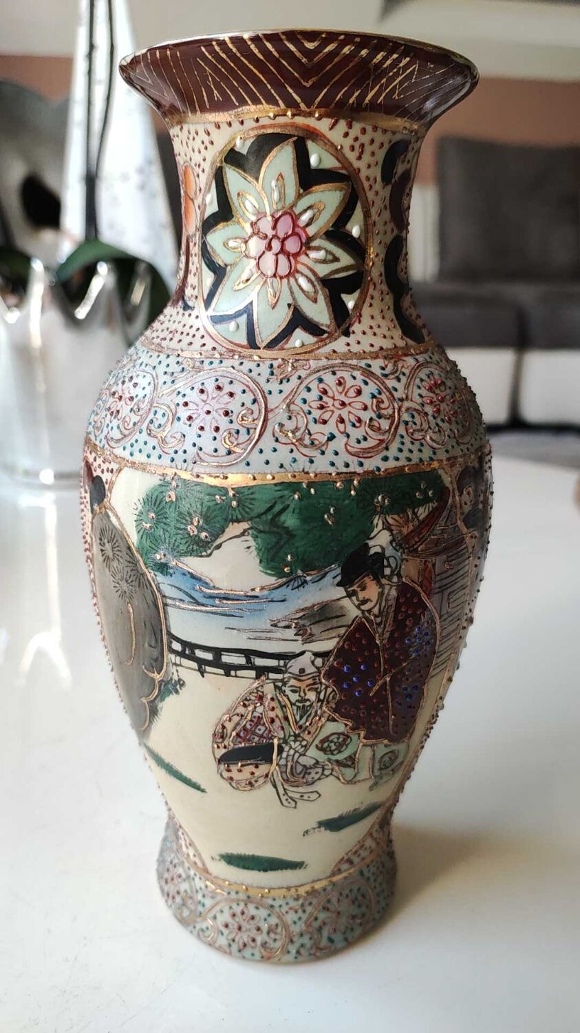 Chinese vase baluster in polychrome ceramics. Life scenes Japanese warriors/Samurai against a backdrop of wilderness