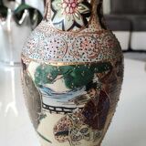 Chinese vase baluster in polychrome ceramics. Life scenes Japanese warriors/Samurai against a backdrop of wilderness