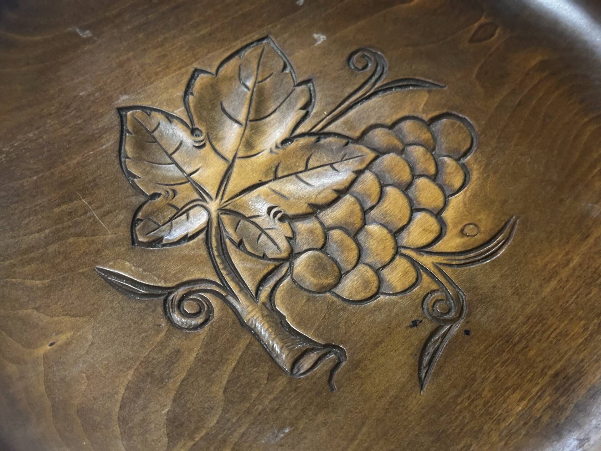 Corbeille en bois sculpté à décor de grappes de raisins – Années 60