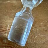 Carafe ancienne en verre moulé