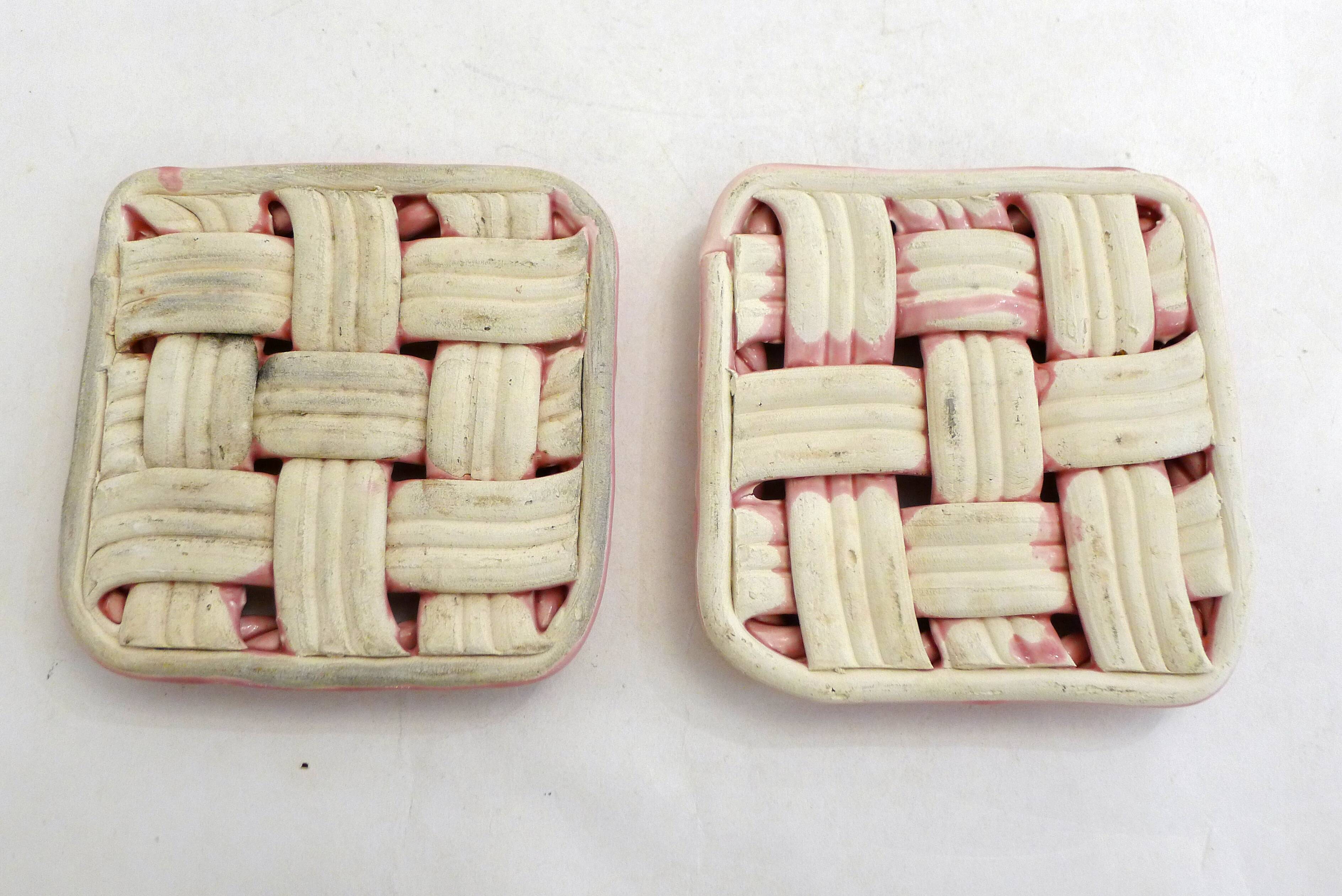 Woven pair of bottle coasters, in pink Vallauris earthenware.