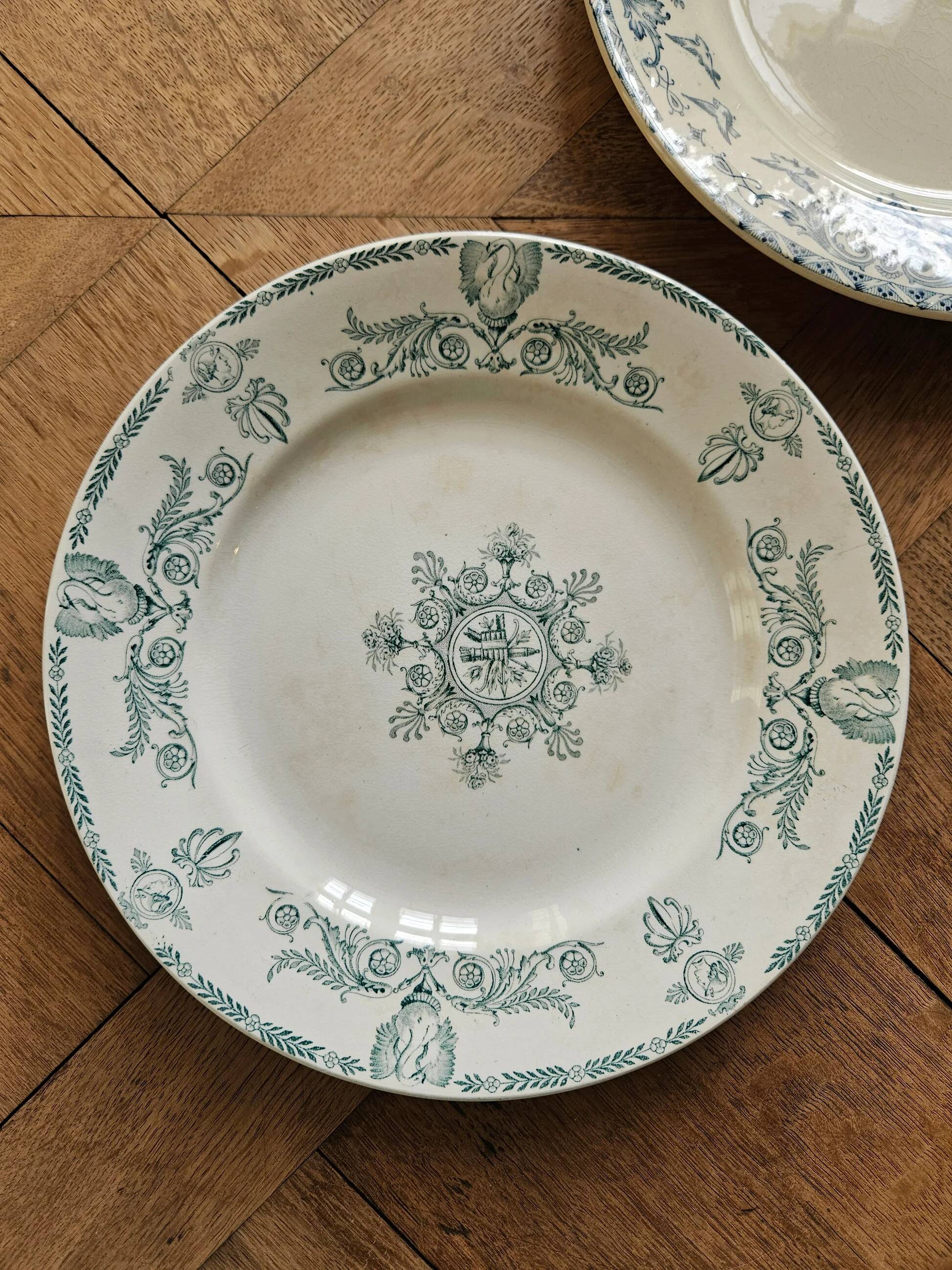 Assiettes plates anciennes dépareillées terre de fer