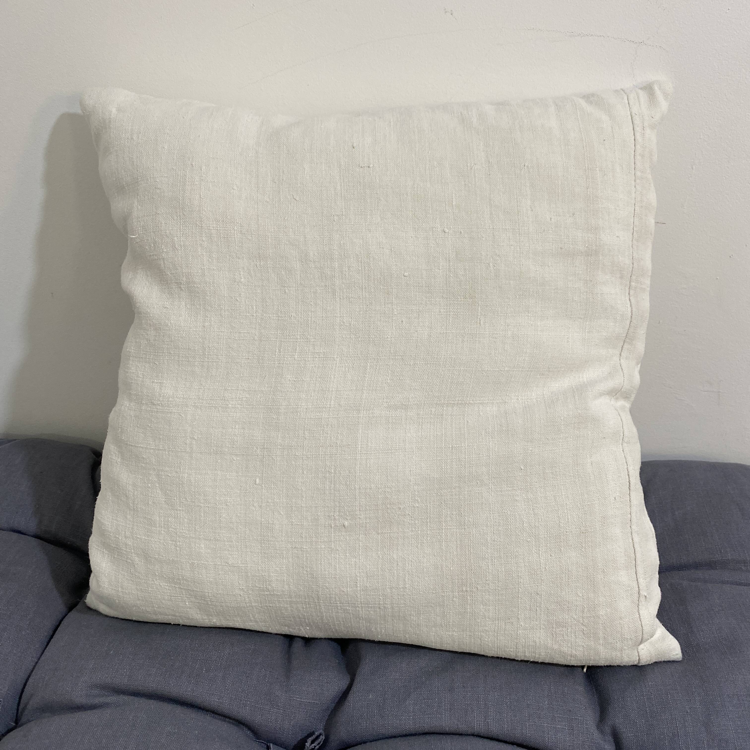 Coussin carré en toile ancienne style kilim tissé, patché, monogramme AB