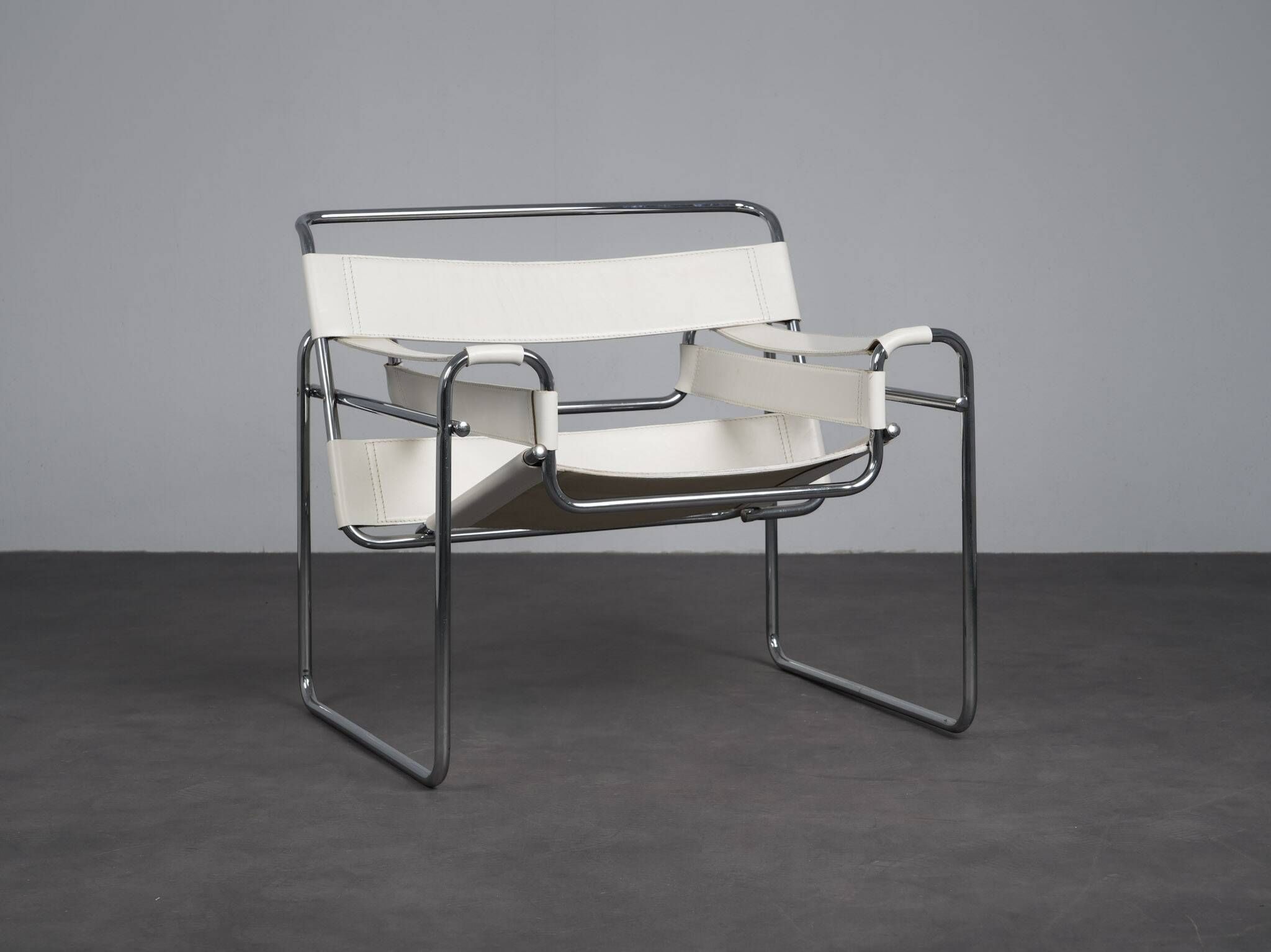 Chaise longue en cuir et acier tubulaire dans le style Bauhaus, Italie, années 1990.