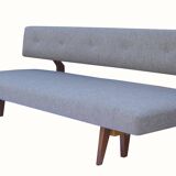 Lit de repos des années 1950 en gris, nouveau revêtement et tissu