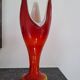 Vase de designer en forme de tulipe années 70, verre soufflé rouge orange, Dragan Drobnjak