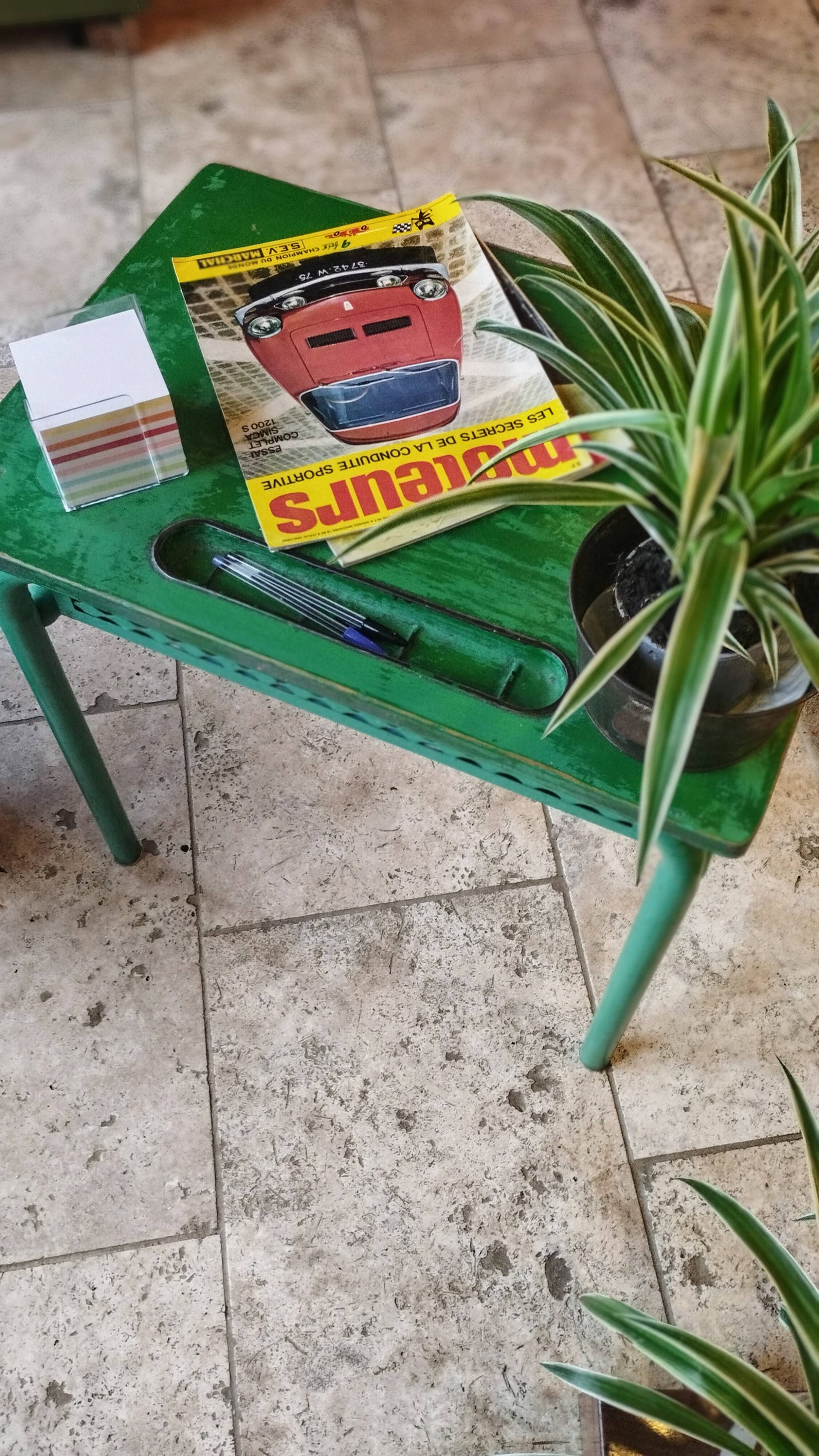 Bureau d'écolier des années 1960 sur peinture verte d'origine