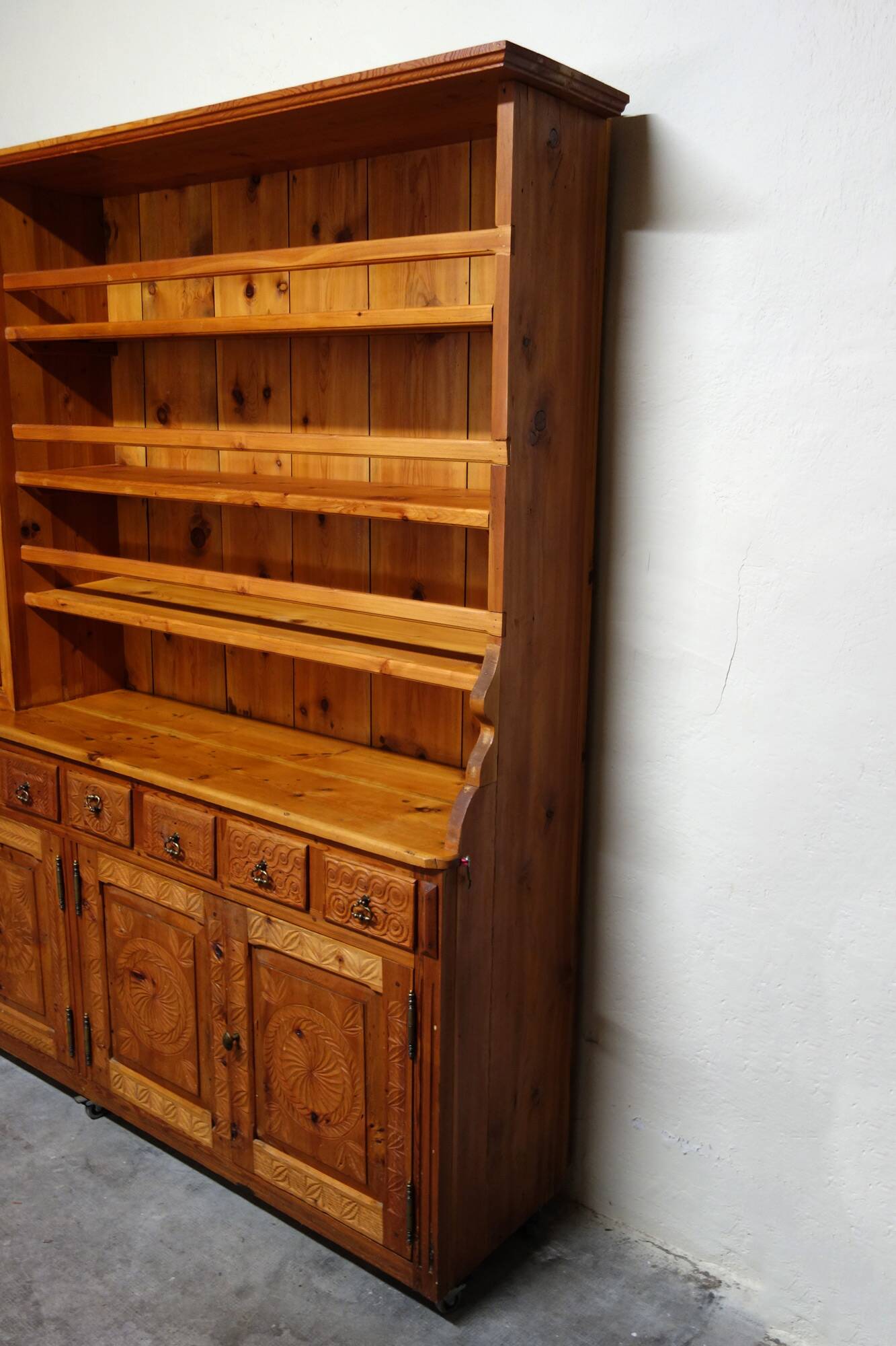 Large Queyras pine dresser, Hautes Alpes