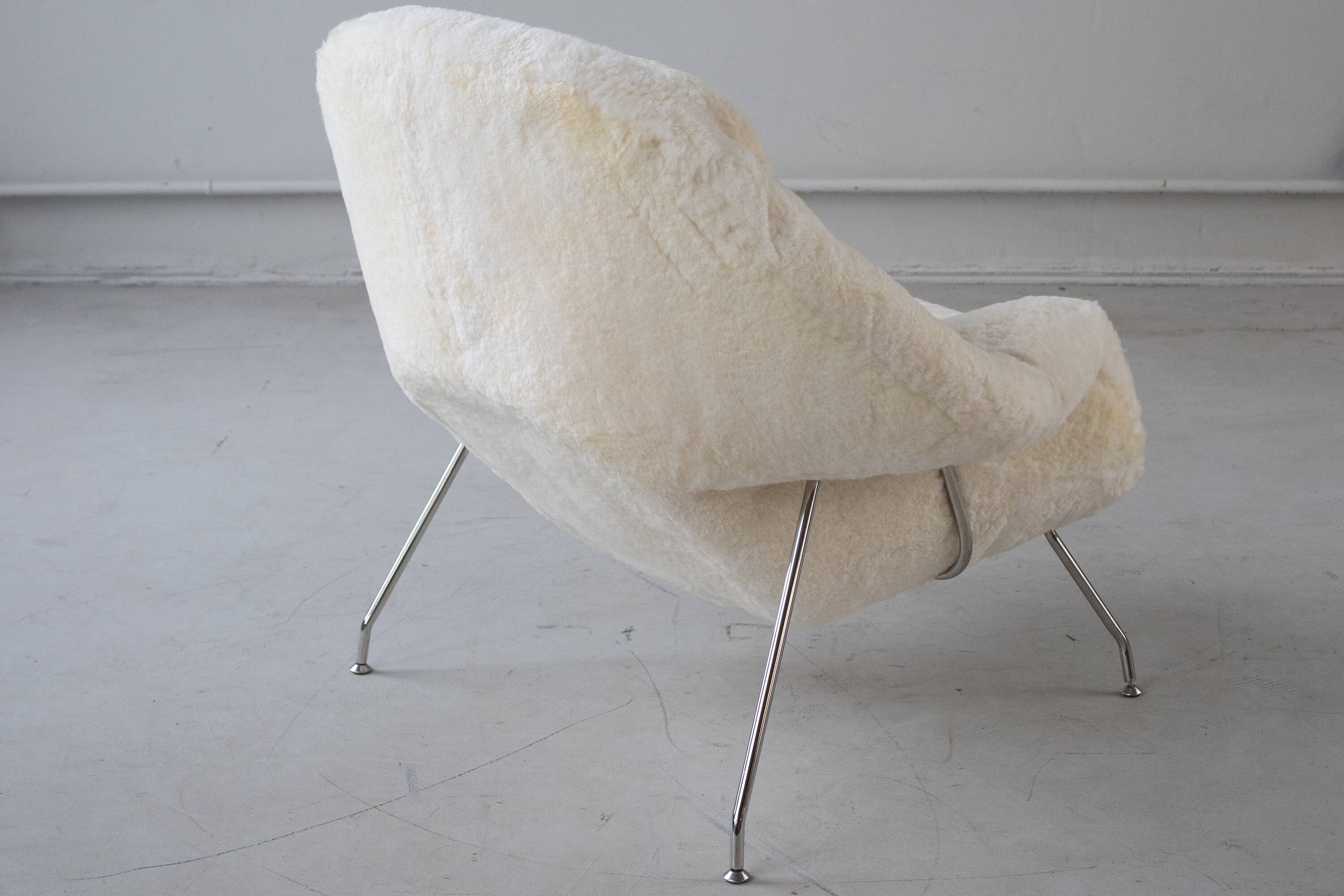 Womb Chair and Ottoman in fluffy white fabric by Eero Saarinen