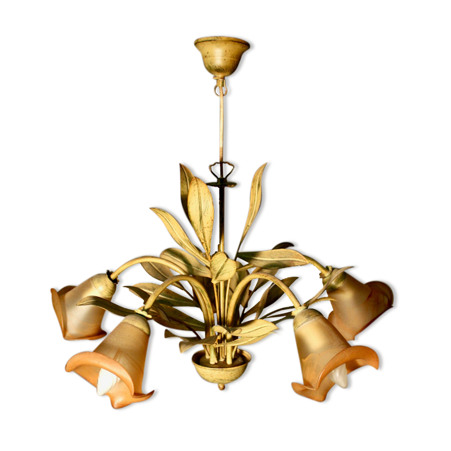 Chandelier leaf décor with 5 tulips of light