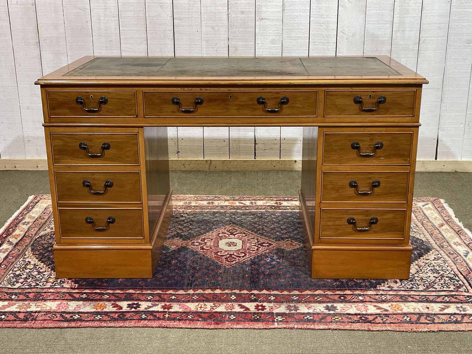 Bureau plat à caissons anglais des années 1950 en if