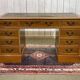 Bureau plat à caissons anglais des années 1950 en if