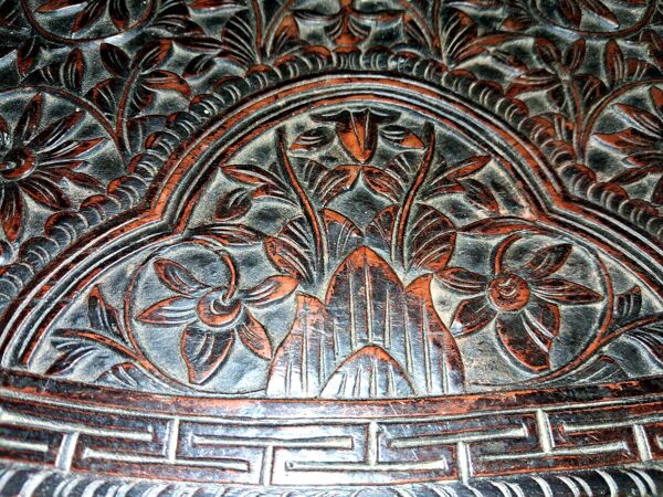 Meuble travailleuse en bois sculpté ethnique