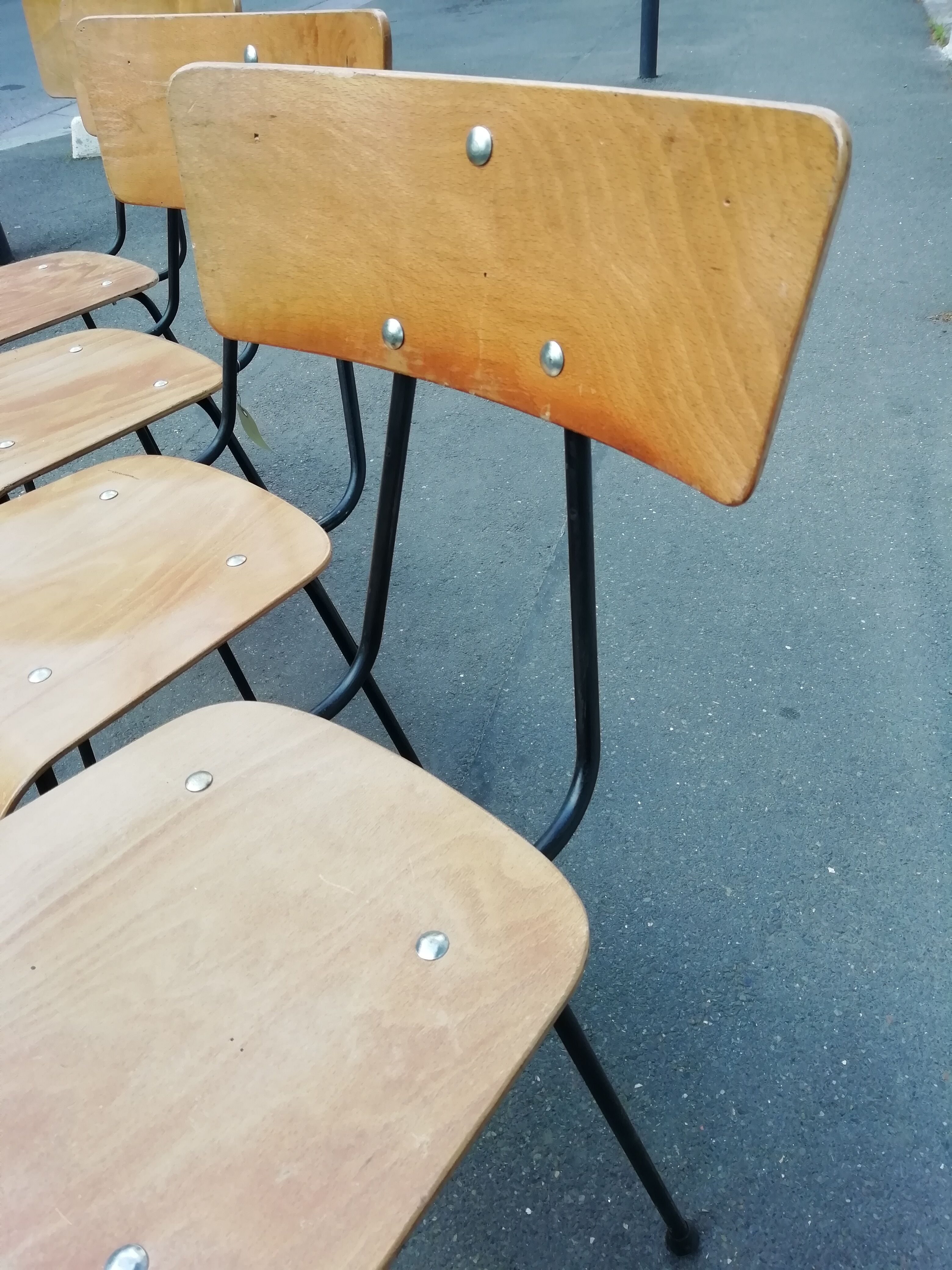 Lot de 4 chaises pieds compas de type scolaire