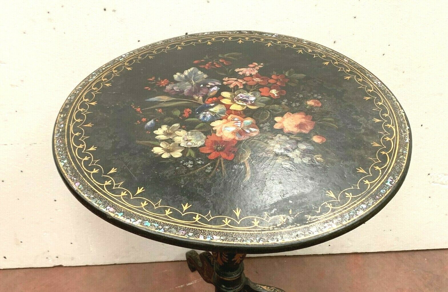 Healing tripode Napoleon III Inlaid with a floral decoration in 19th century mother-of-pearl