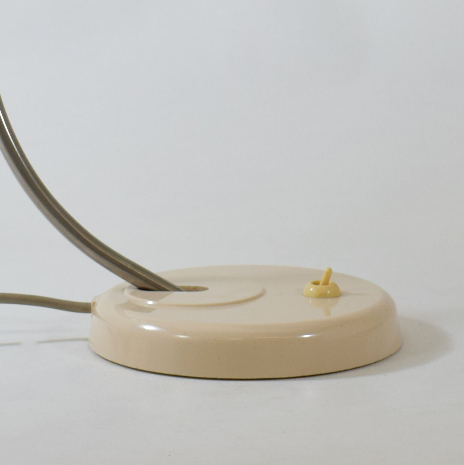 Ivory and black bakelite lamp, Hélion 1940