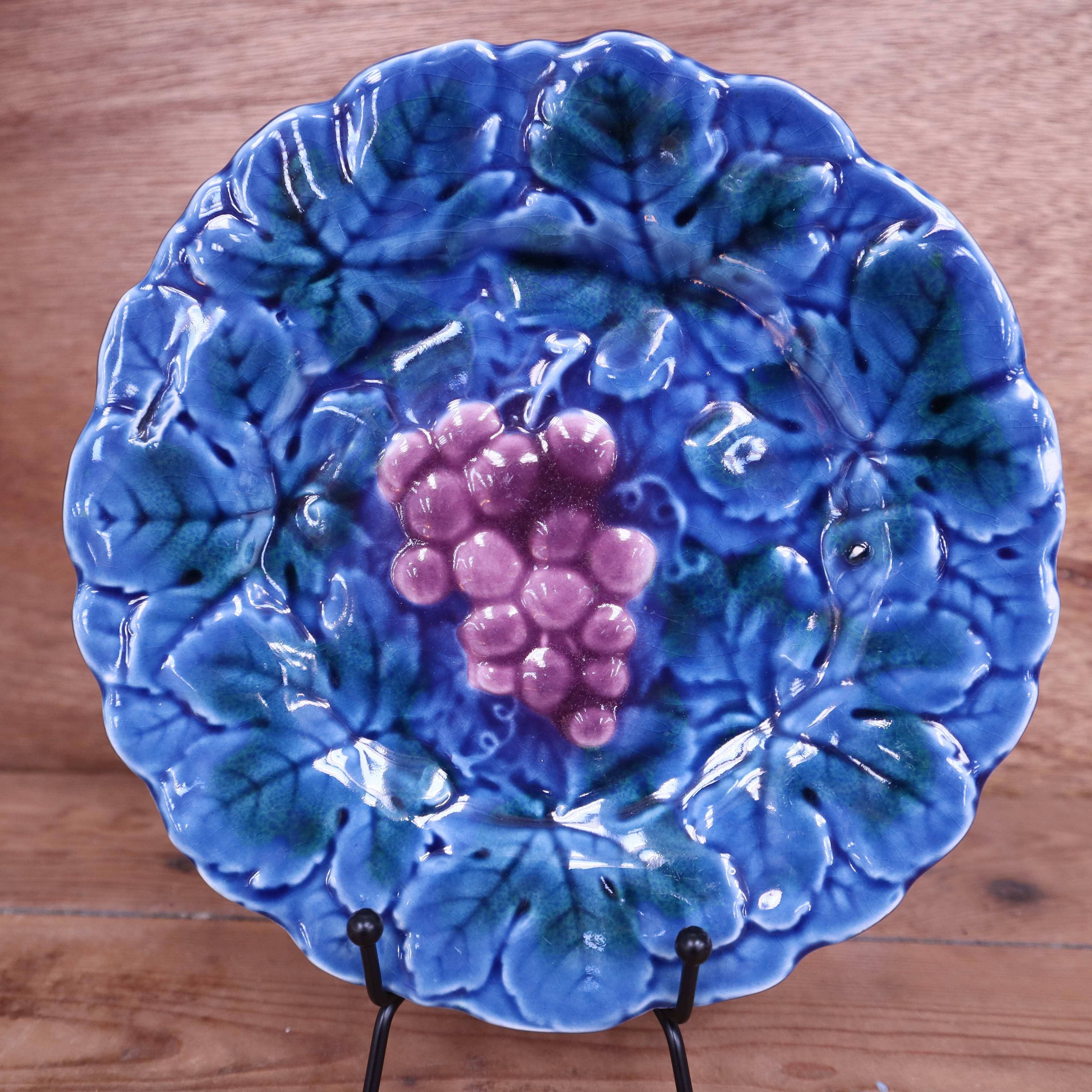 Assiette en barbotine bleue à décor de grappe de raisin Sarreguemines