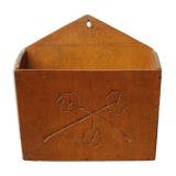 Wall shelf with letter holder