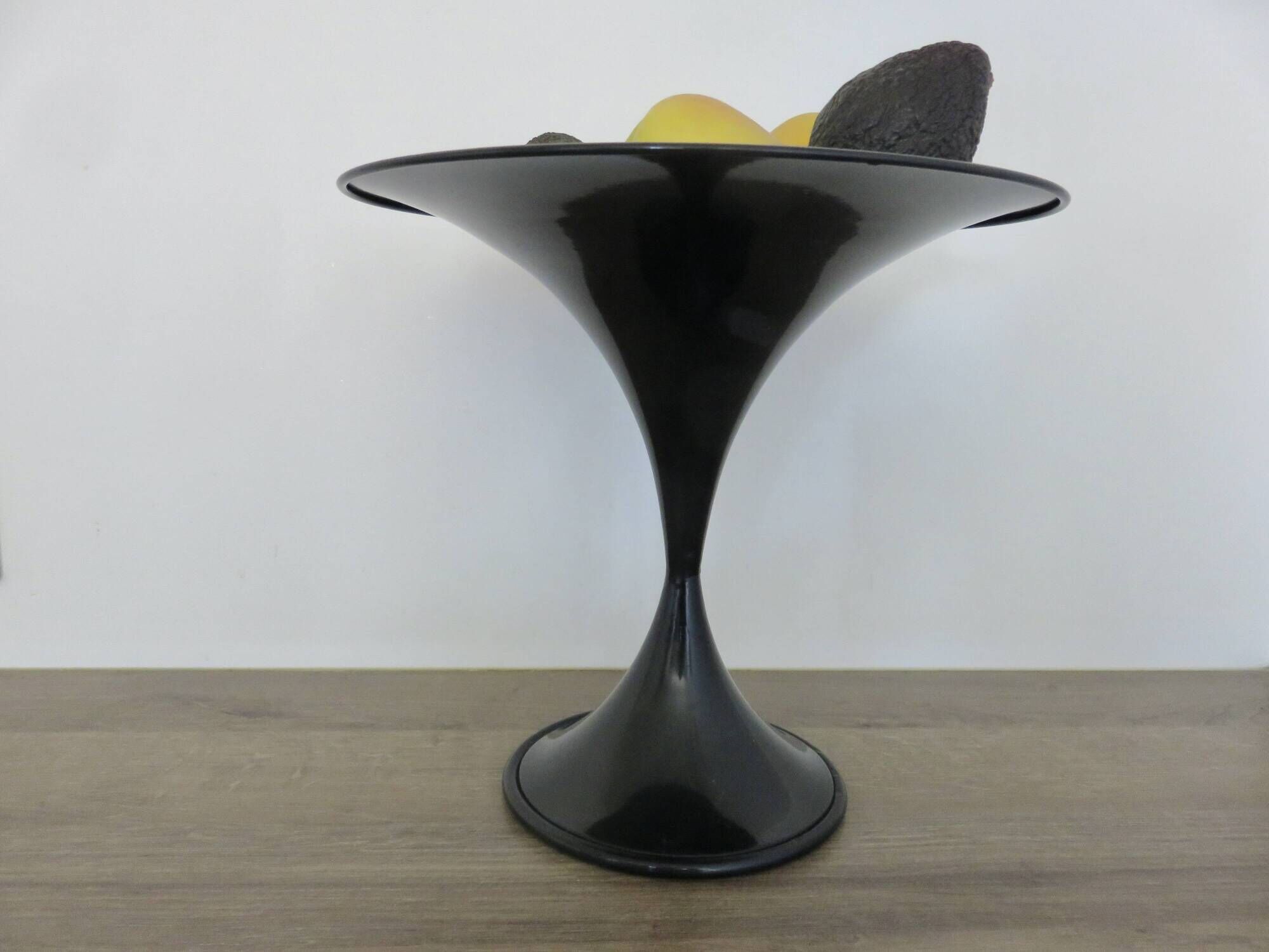 "Diabolo" fruit bowl with tulip base, made of metal, 1970s 80s.