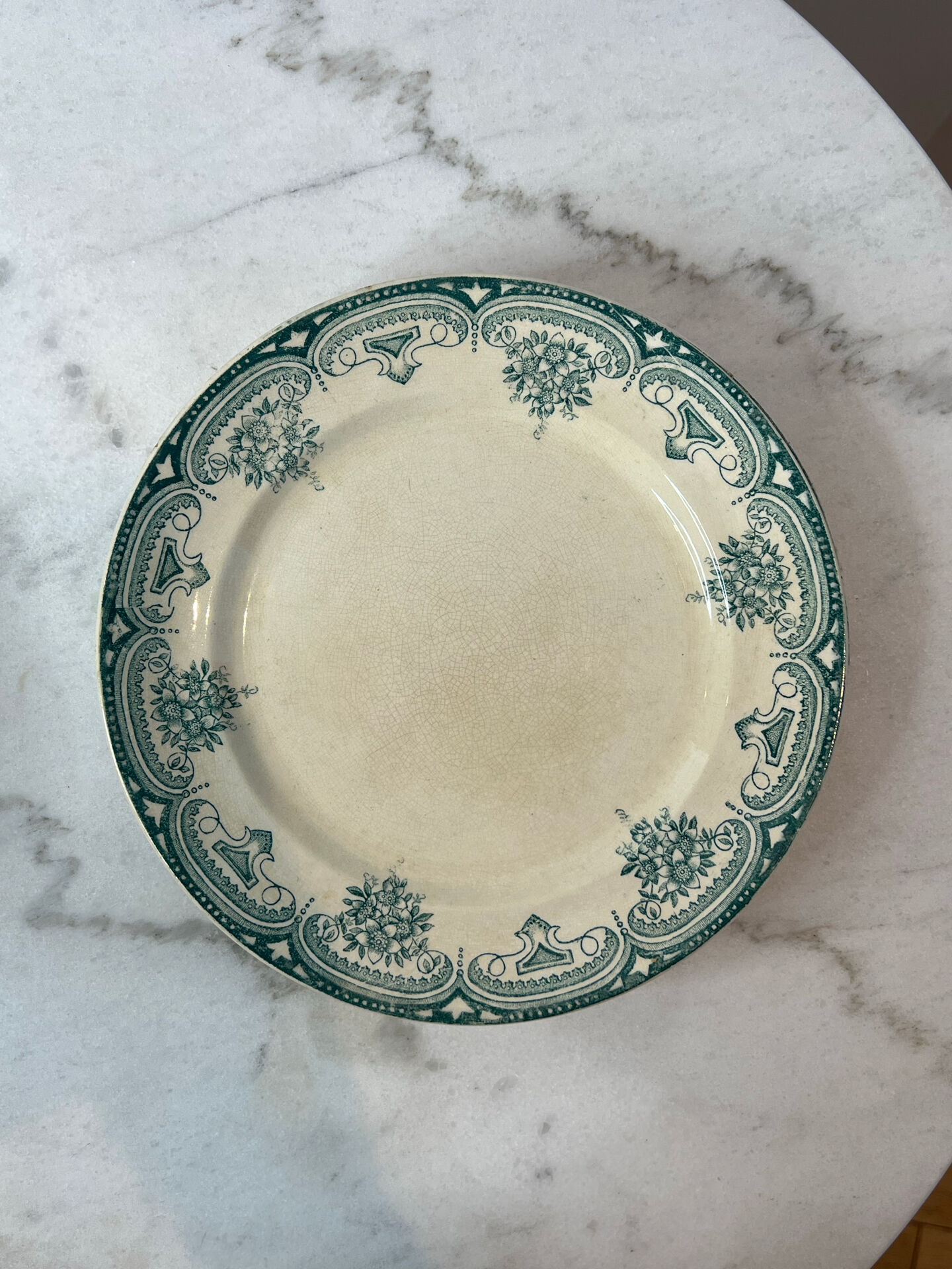 Set of 6 flat plates, ironstone Narcisses Onnaing.