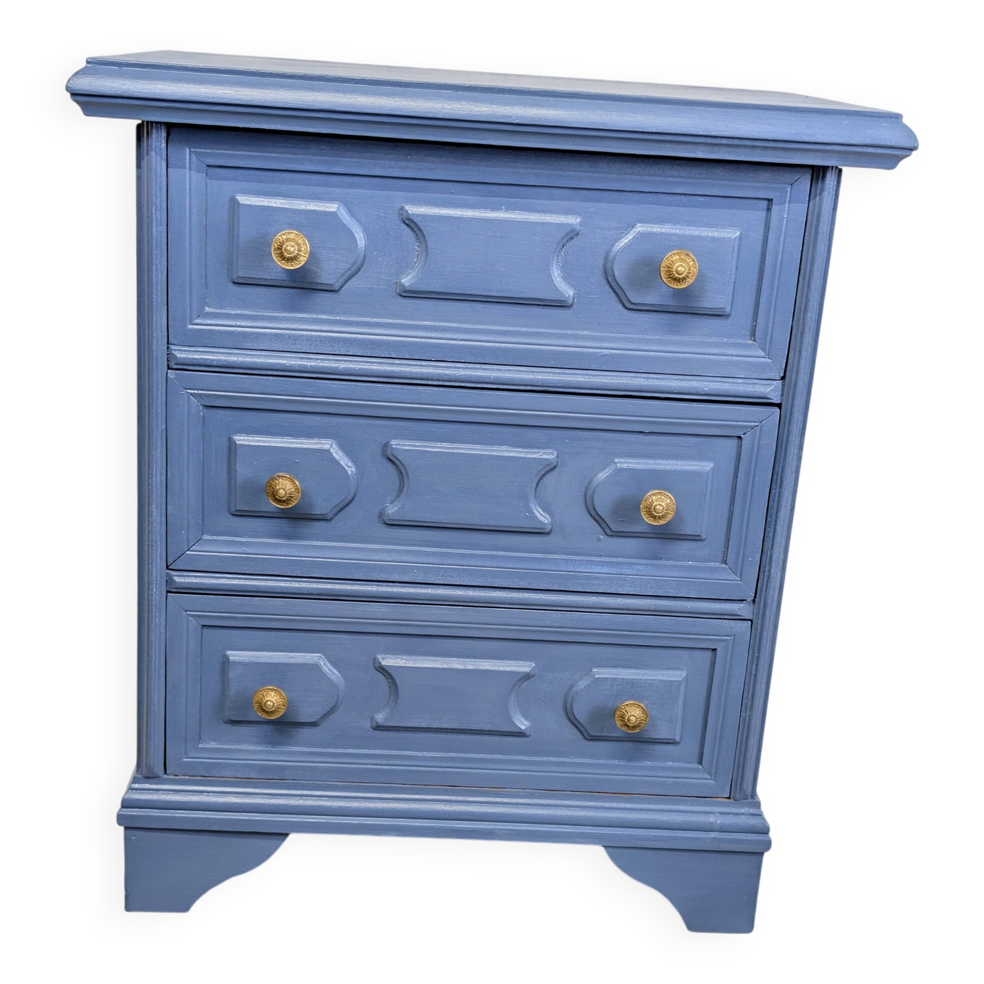 Small chest of drawers - 3 carved drawers