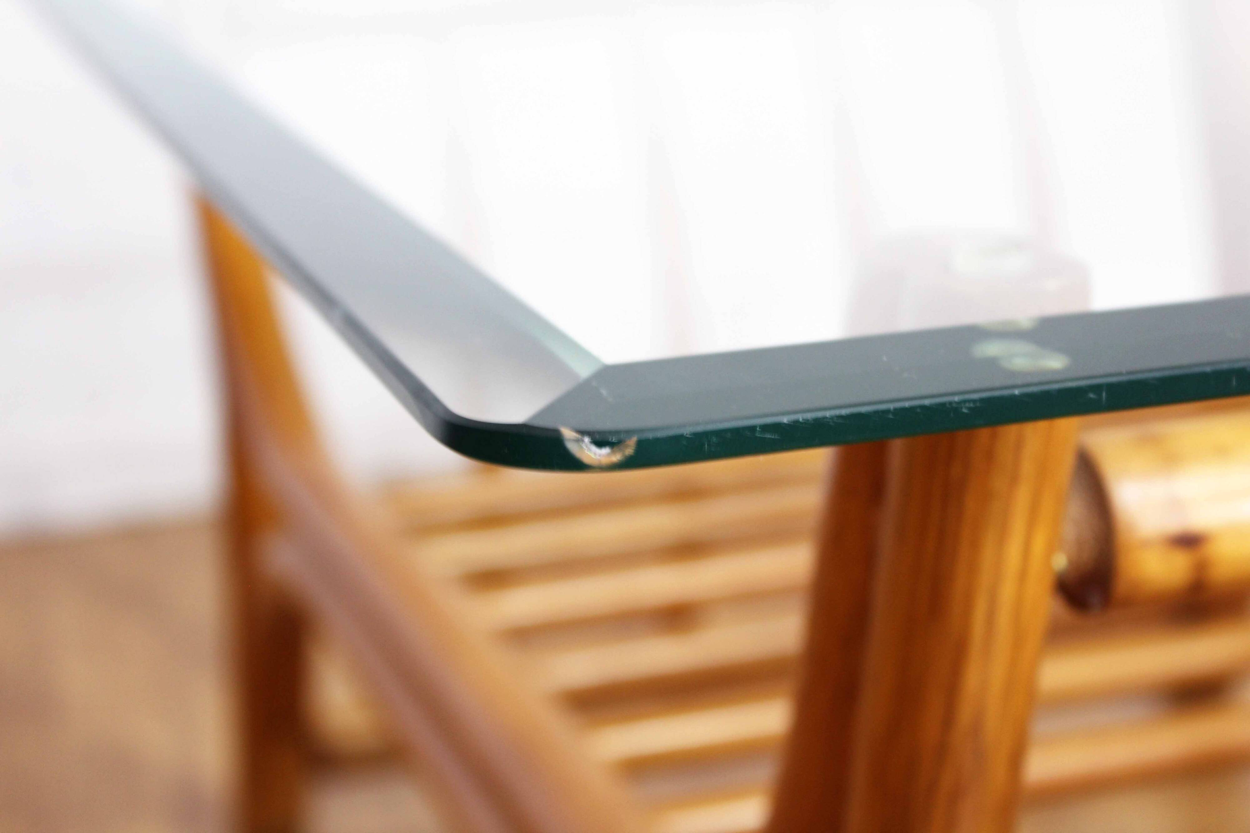 Table basse en rotin et verre
