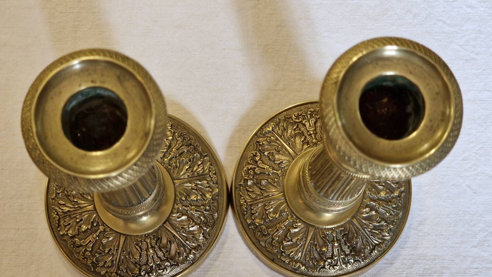Paire de bougeoirs en laiton