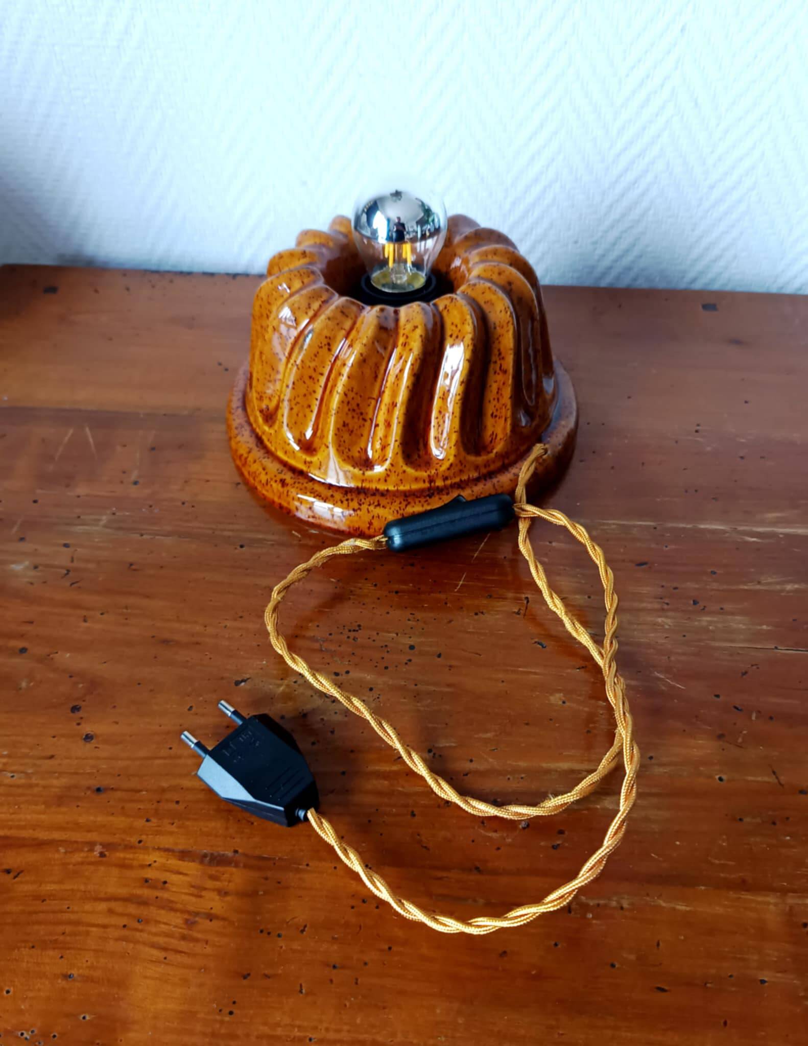 Ceramic cake mold table lamp