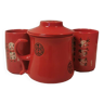 Tisanière et deux tasses en céramique rouge et noire, motif asiatique