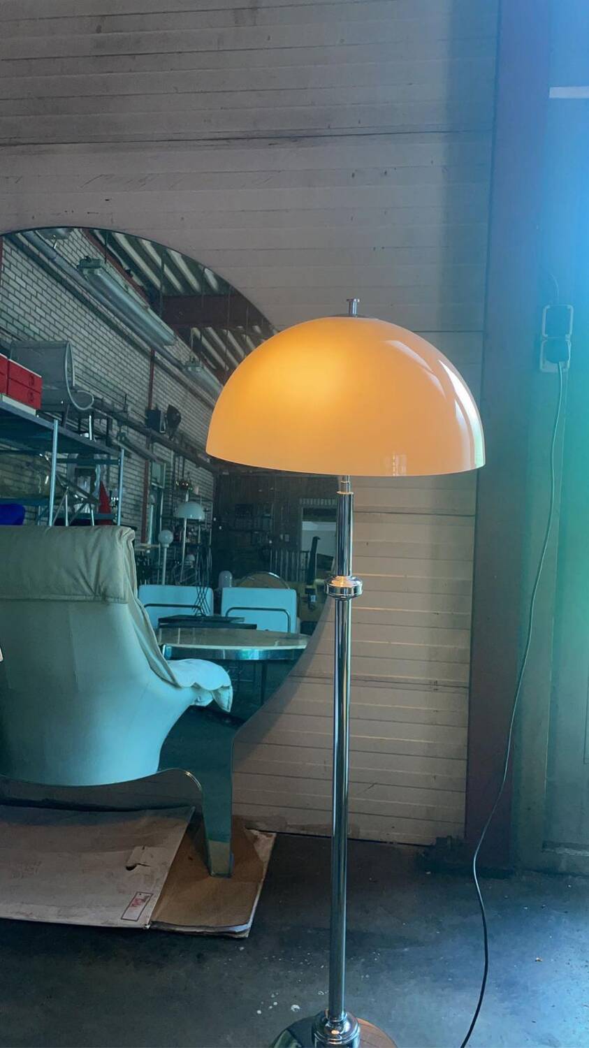 Lampadaire vintage avec abat-jour champignon blanc