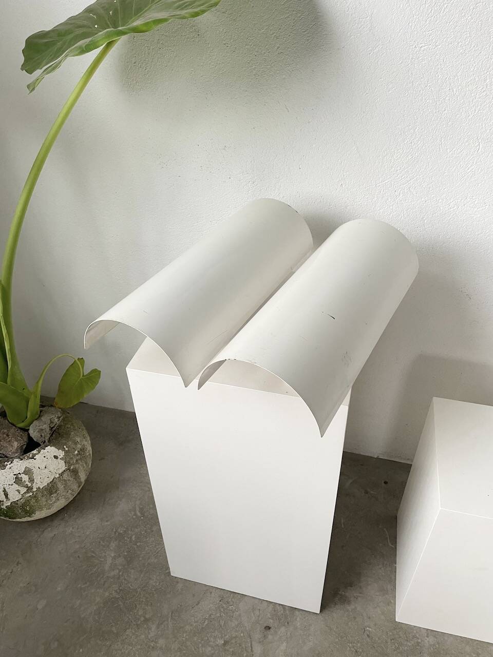 Pair of Parscot wall lights in white lacquered metal from the 80s