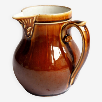 Pitcher with side handle