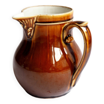 Pitcher with side handle