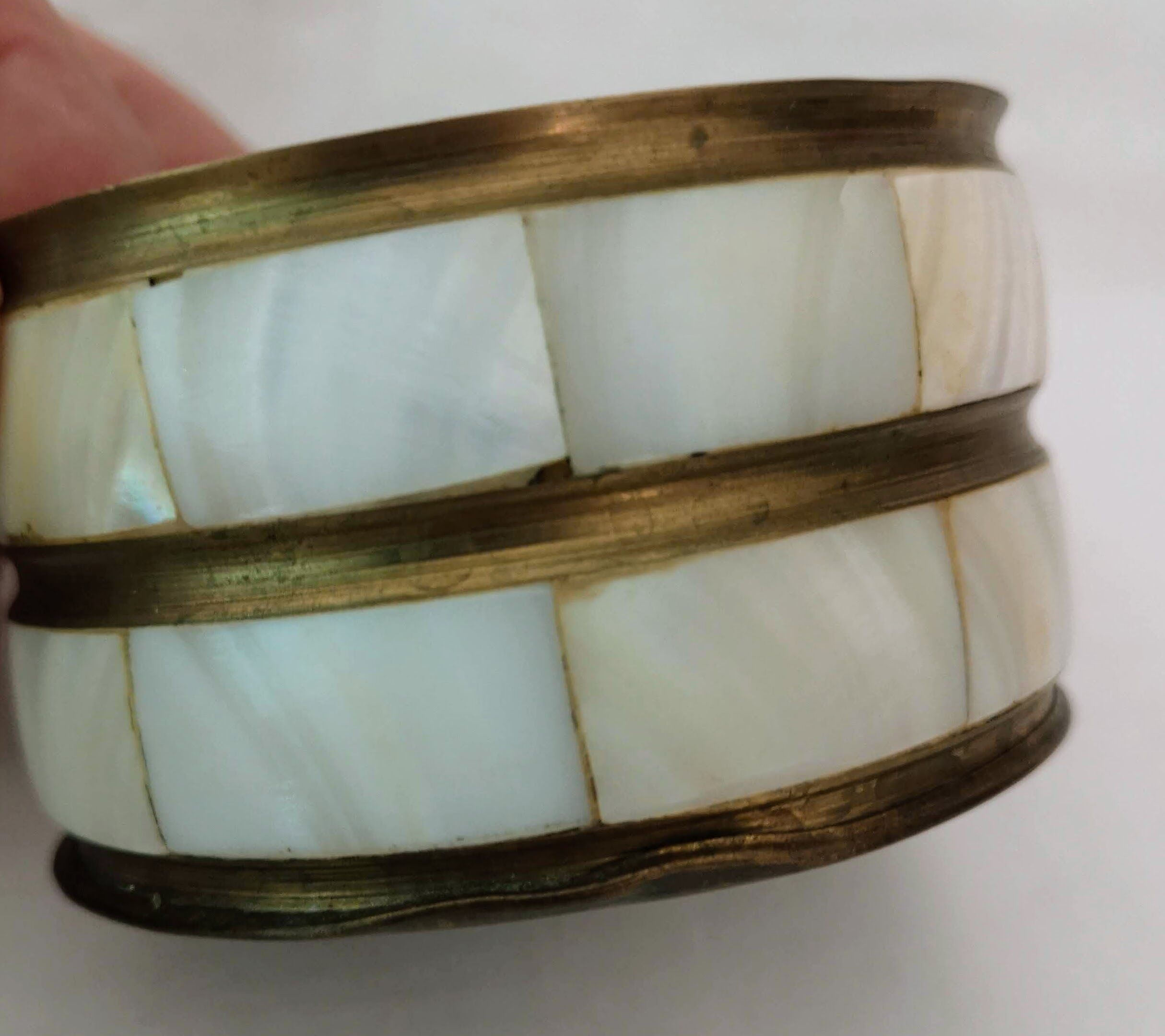 Round box in copper and mother-of-pearl