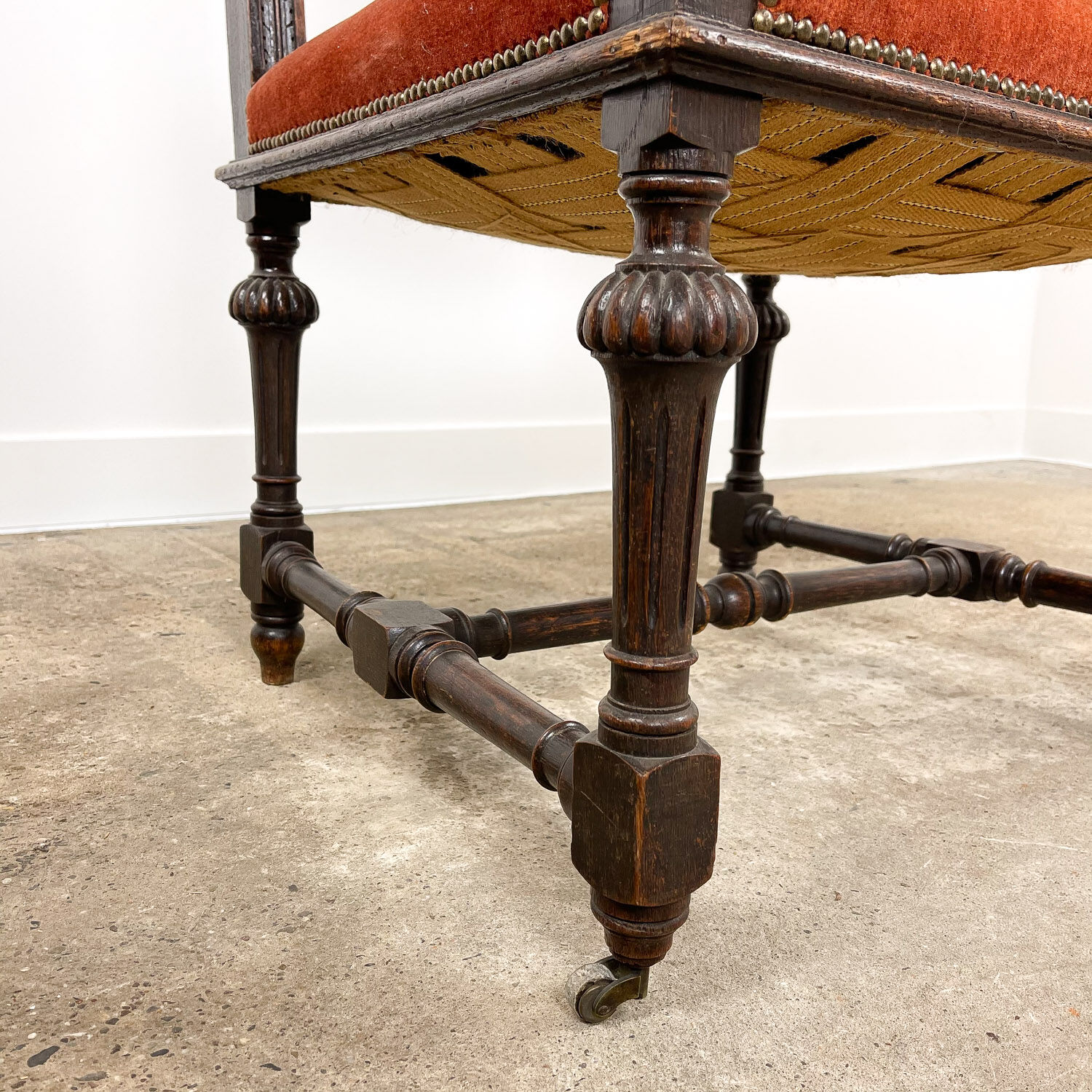 Fauteuil en chêne sculpté du XIXe siècle