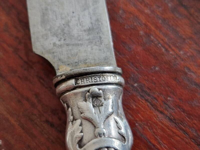 Christofle Série de 6 couteaux à entremets modèle Trianon en métal argenté