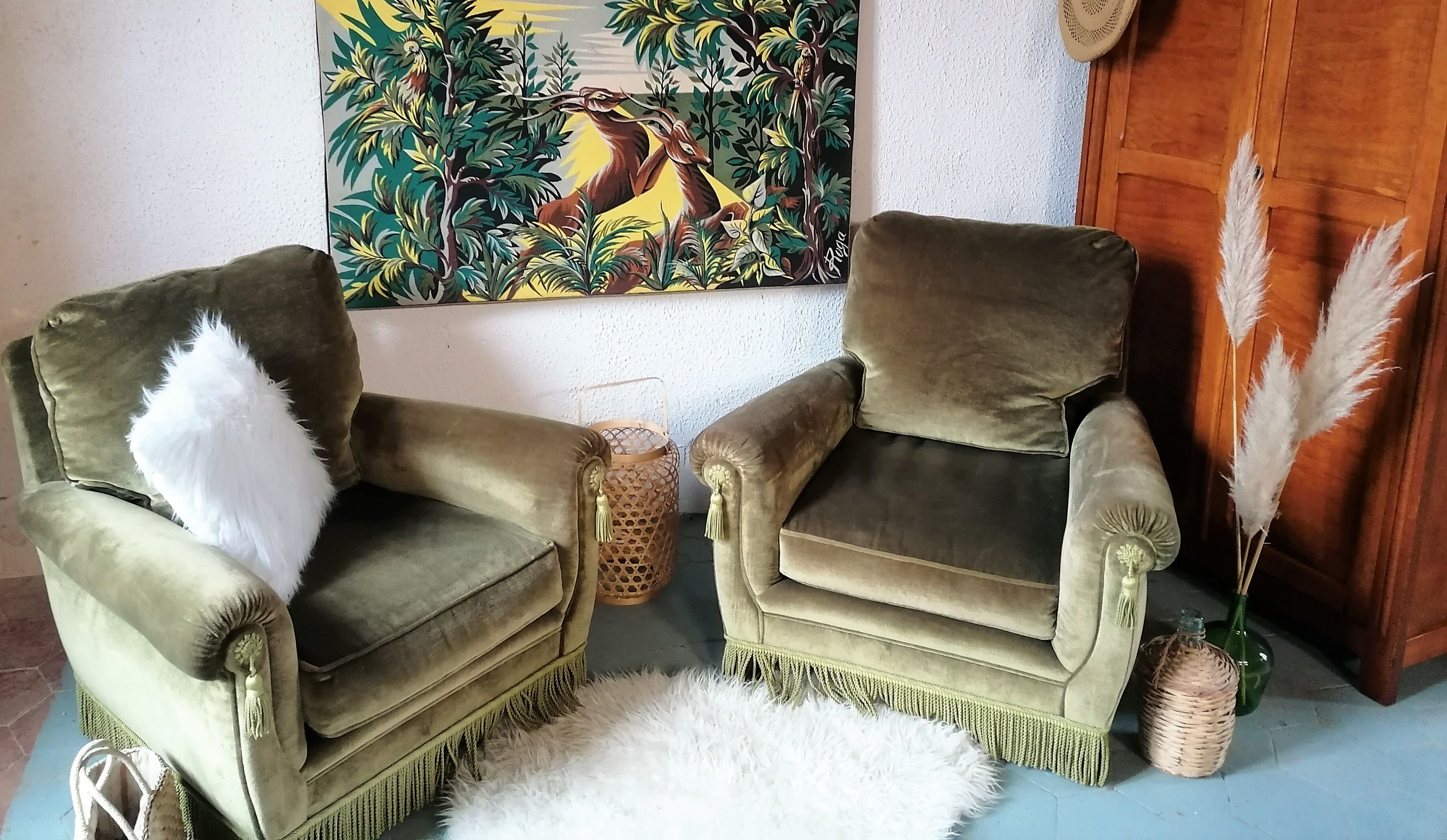 Paire de fauteuils en velours "Jean Roche "