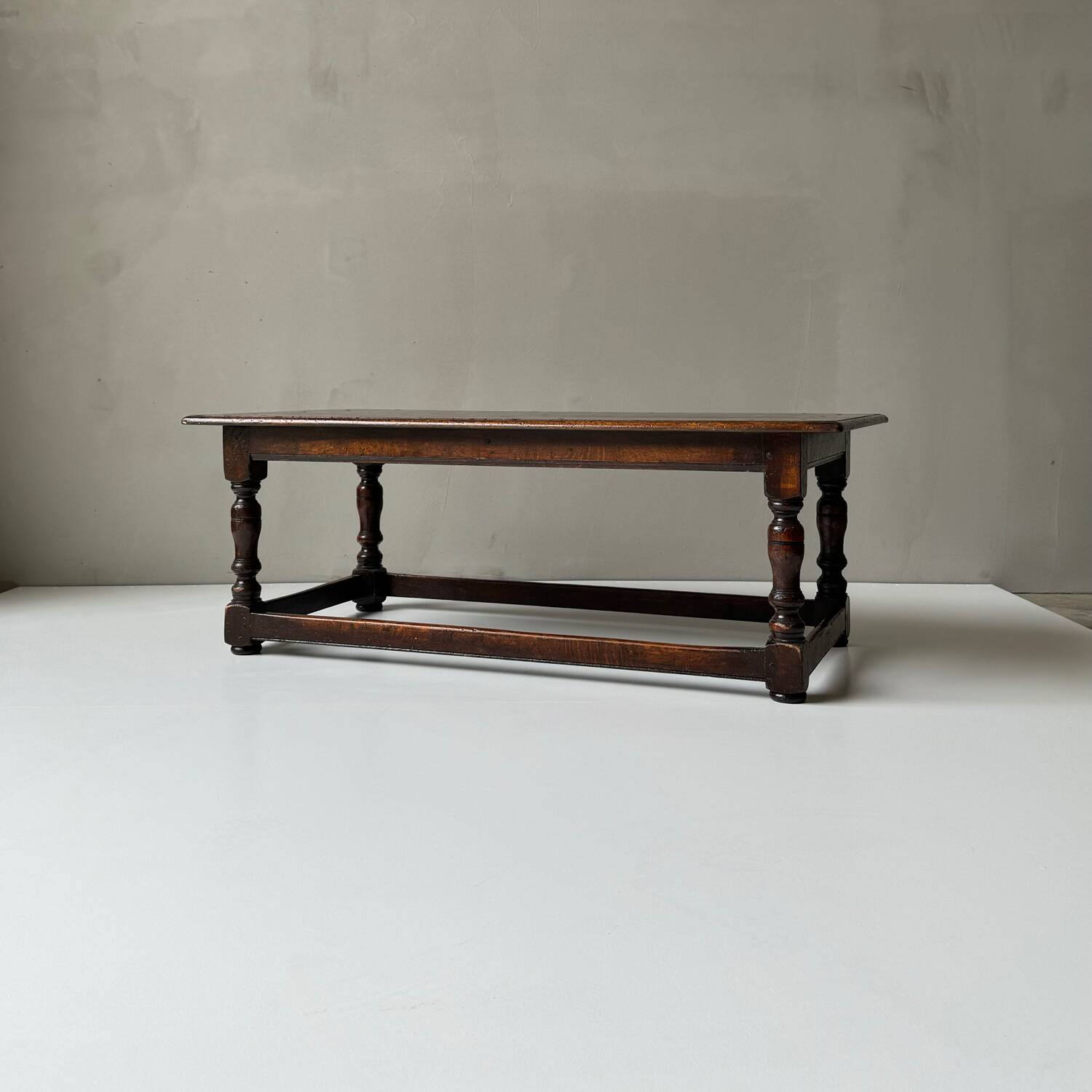 Table basse anglaise en bois par John Capon
