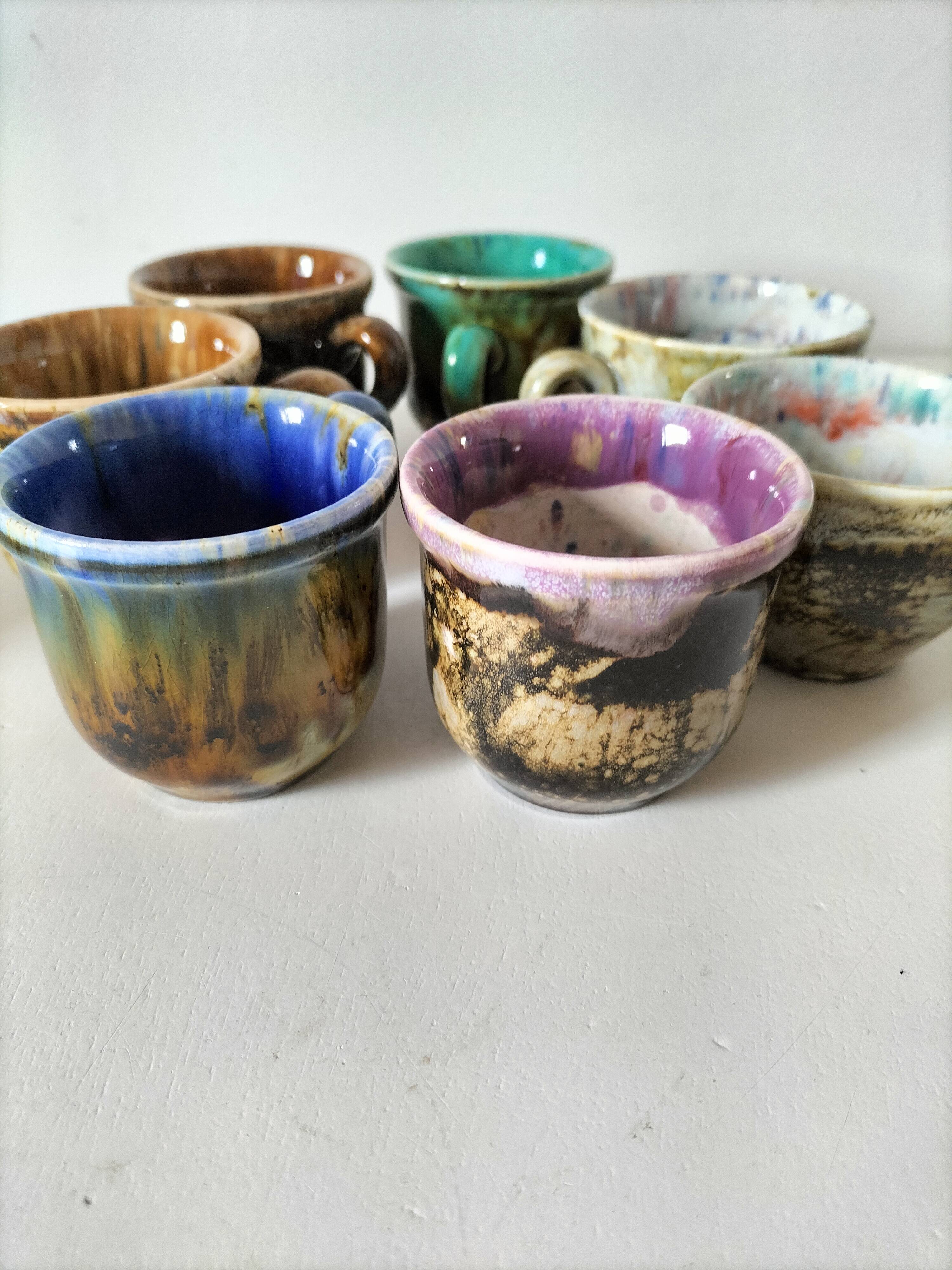 Tasses et soucoupes Morvan en céramique émaillée polychrome