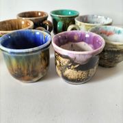 Tasses et soucoupes Morvan en céramique émaillée polychrome