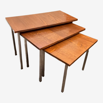 Série de 3 tables gigognes des années 70 en bois et métal chromé