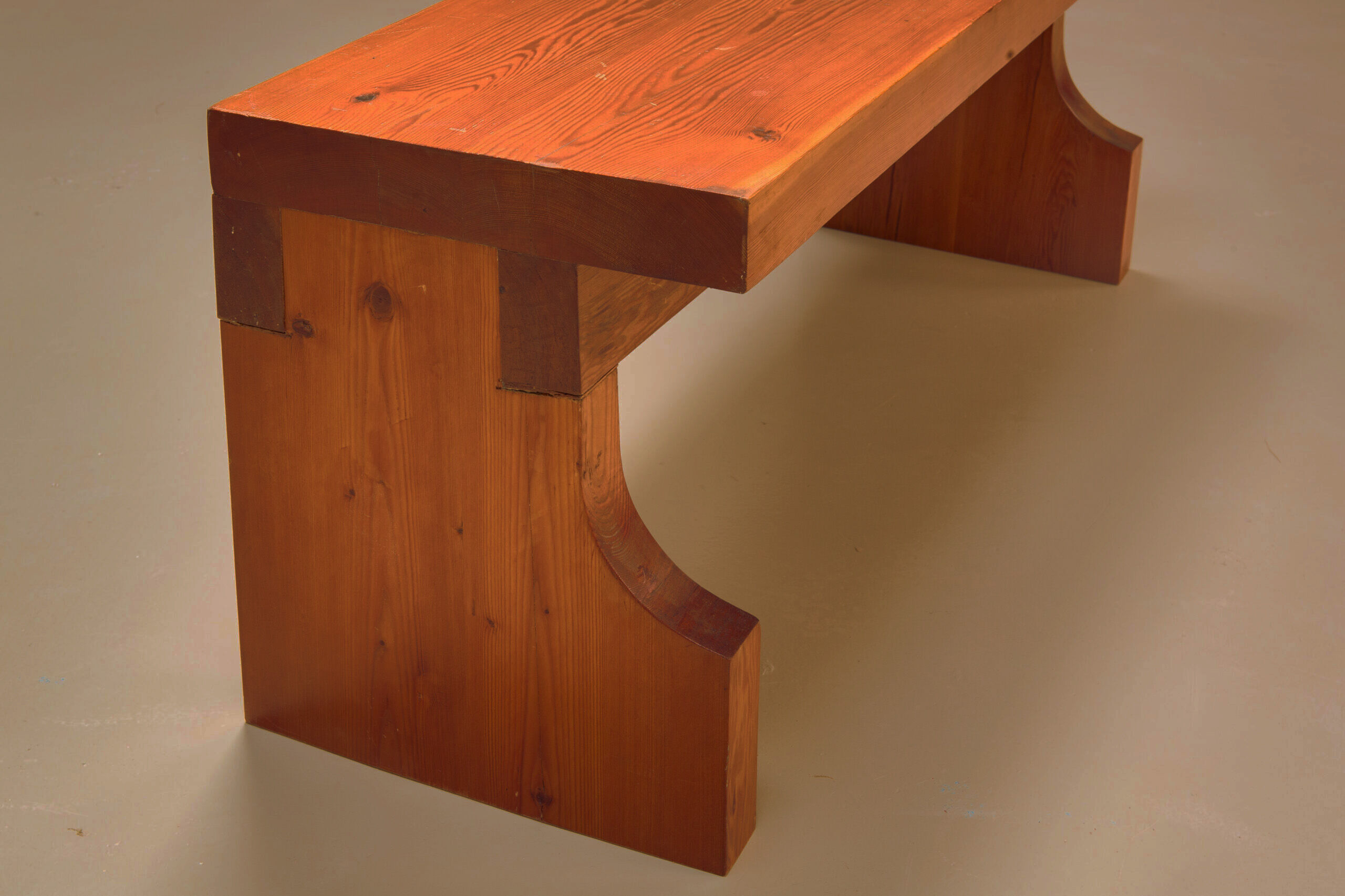 Banc brutaliste de Marc Dessauvage en bois de pin