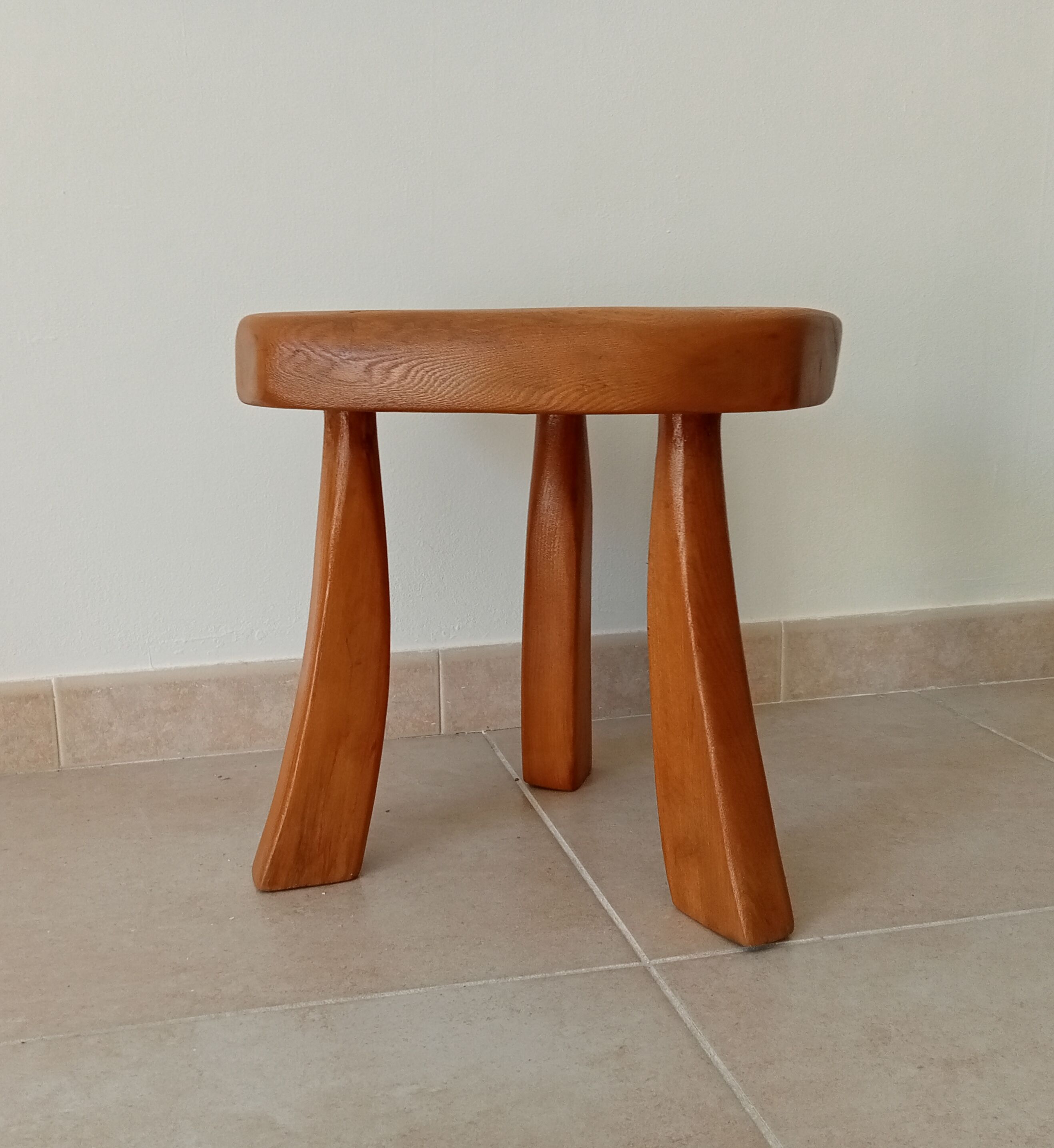 Vintage tripod brutalist side table in solid oak