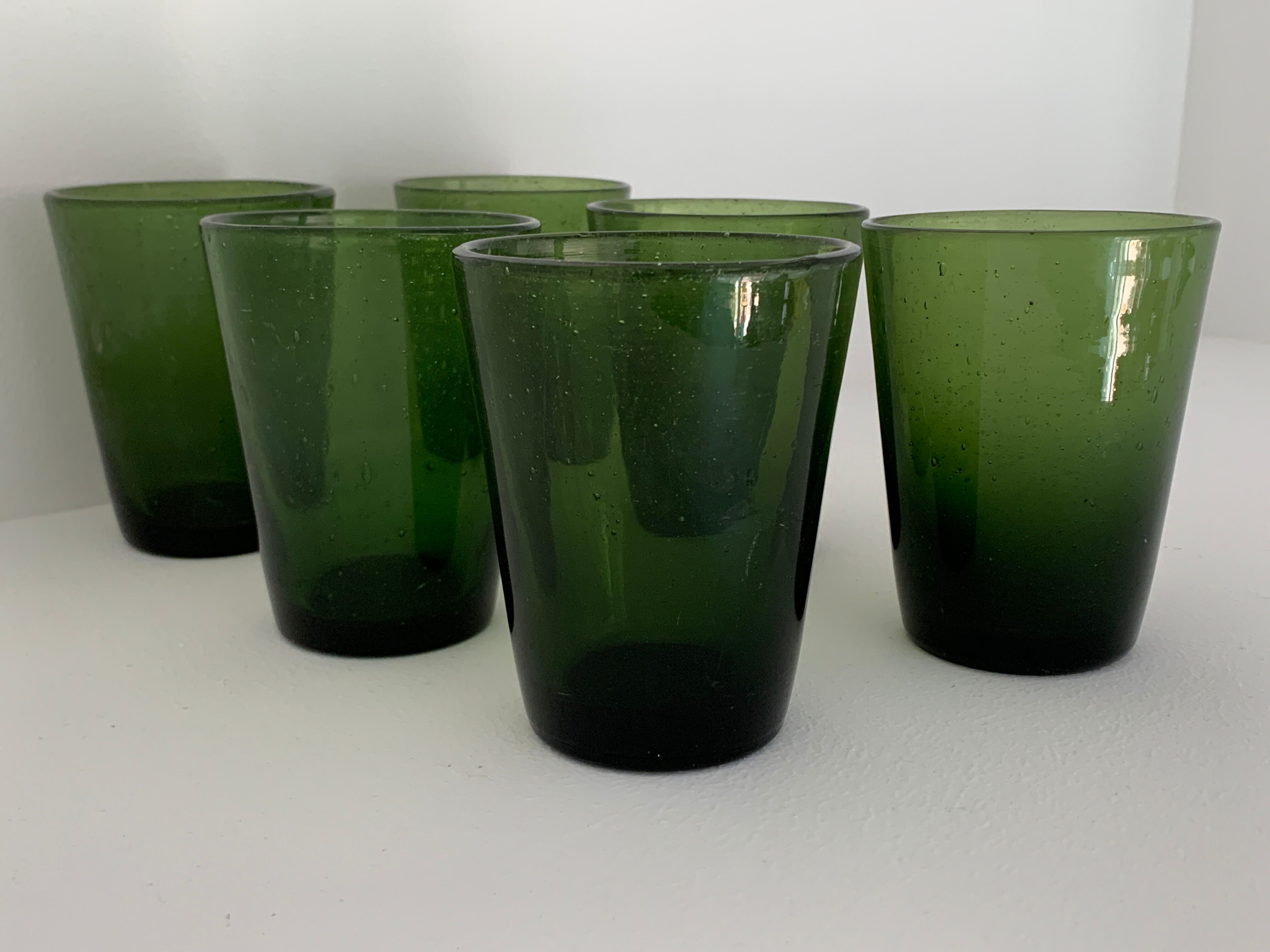 Carafe et 6 verres en verre vert bullé
