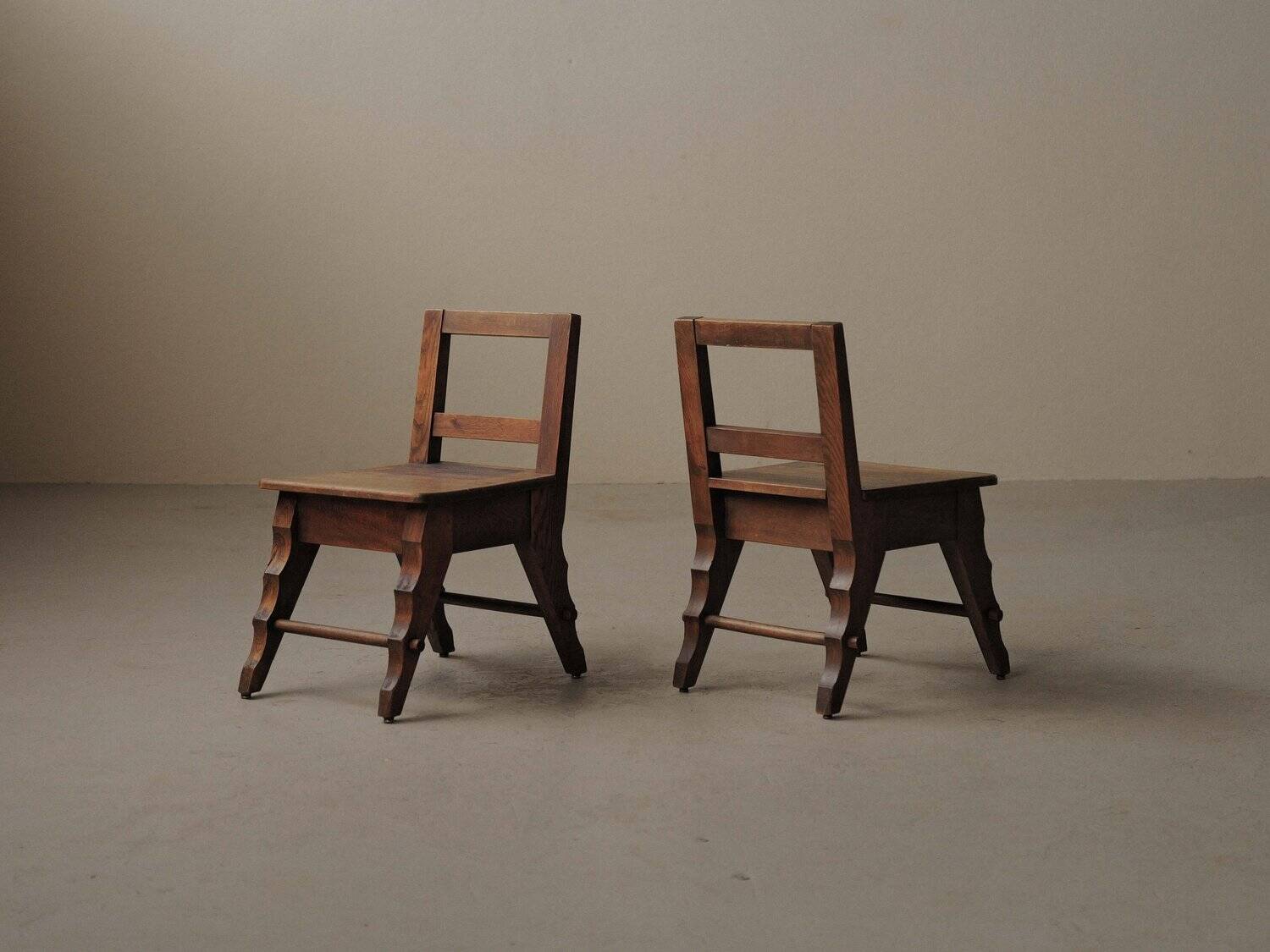 Paire de chaises Modernistes en chêne massif, vers 1940